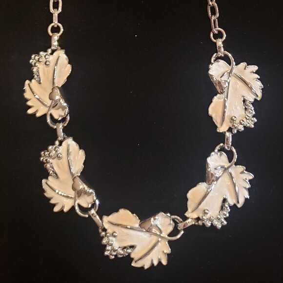 Vintage Sarah Coventry Whispering Leaves White Enamel Necklace - Picture 11 of 12